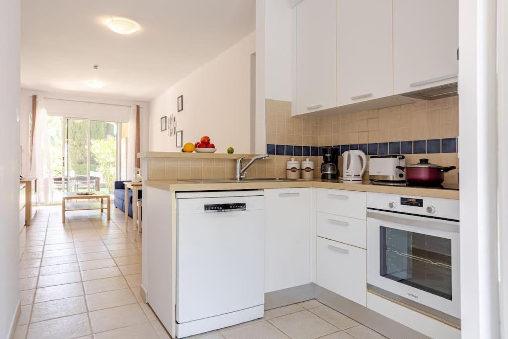 Grosses Apartment In Idyllischer Anlage, Strandnah มานเดรีย ภายนอก รูปภาพ