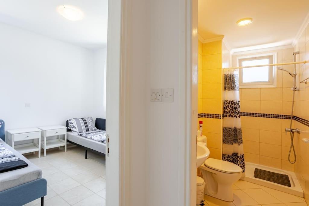Grosses Apartment In Idyllischer Anlage, Strandnah มานเดรีย ภายนอก รูปภาพ