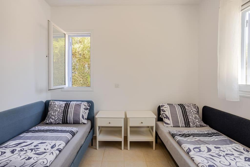 Grosses Apartment In Idyllischer Anlage, Strandnah มานเดรีย ภายนอก รูปภาพ