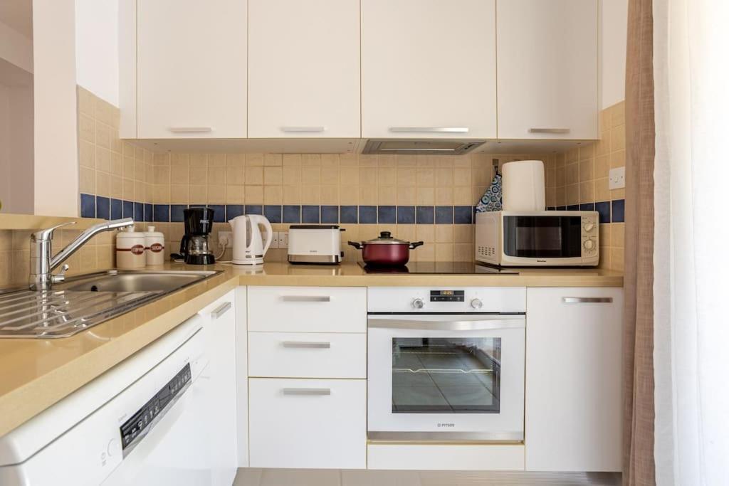 Grosses Apartment In Idyllischer Anlage, Strandnah มานเดรีย ภายนอก รูปภาพ
