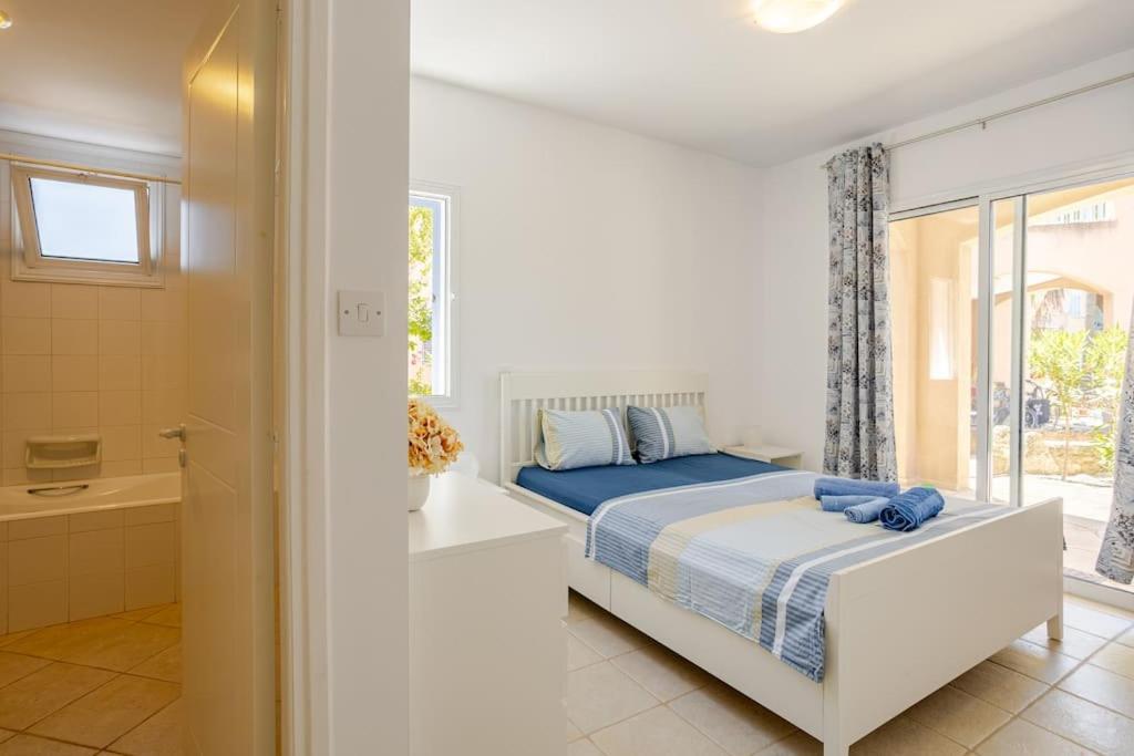 Grosses Apartment In Idyllischer Anlage, Strandnah มานเดรีย ภายนอก รูปภาพ