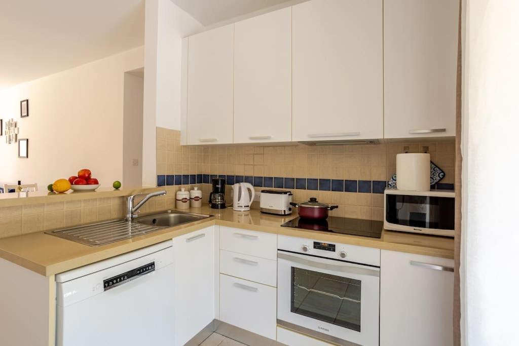 Grosses Apartment In Idyllischer Anlage, Strandnah มานเดรีย ภายนอก รูปภาพ